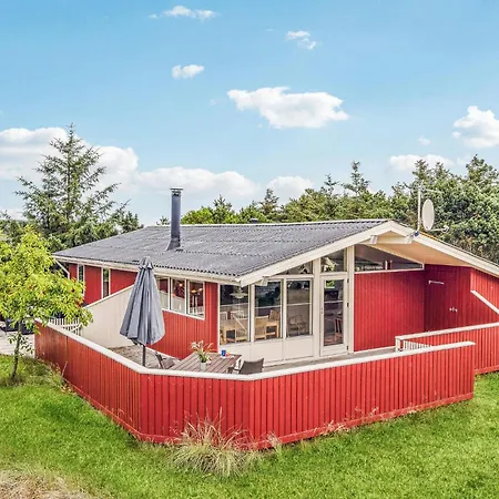 4 Bedroom Beautiful In Casa de Férias