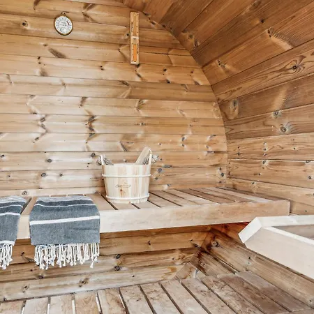 4 Bedroom Beautiful In Hébergement de vacances *