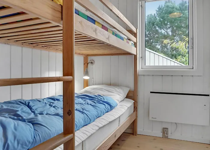 4 Bedroom Beautiful In Casa de Férias