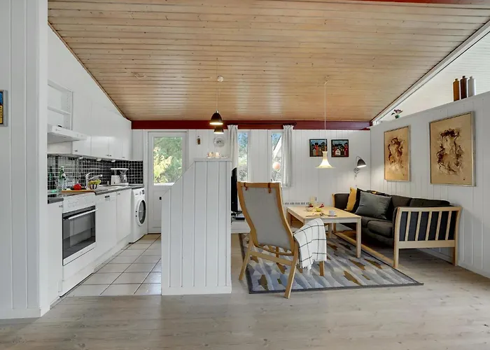 4 Bedroom Beautiful In Casa de Férias Hvide Sande