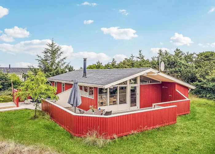 4 Bedroom Beautiful In Casa de Férias