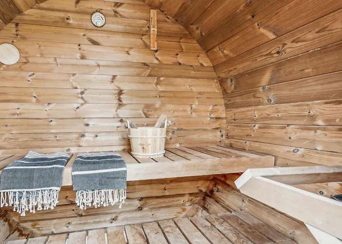 4 Bedroom Beautiful In Casa de Férias *